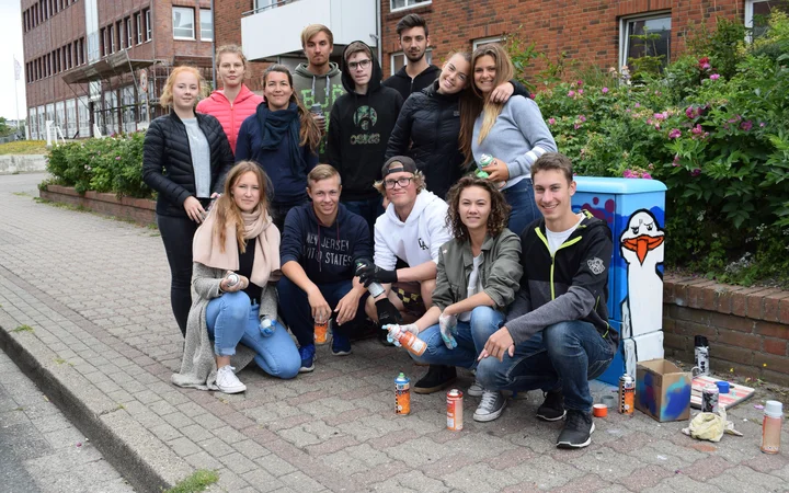 Schüler des Schulzentrums Sylt vor einem verschönerten Verteilerkasten