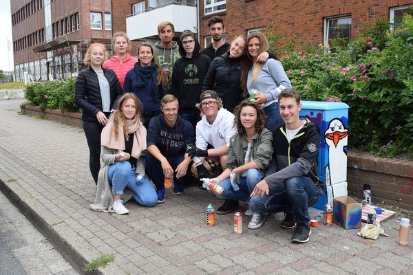 Schüler des Schulzentrums Sylt vor einem verschönerten Verteilerkasten
