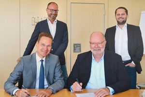 Vier Männer bei der Vertragsunterzeichnung: Sylter DEHOGA und EVS