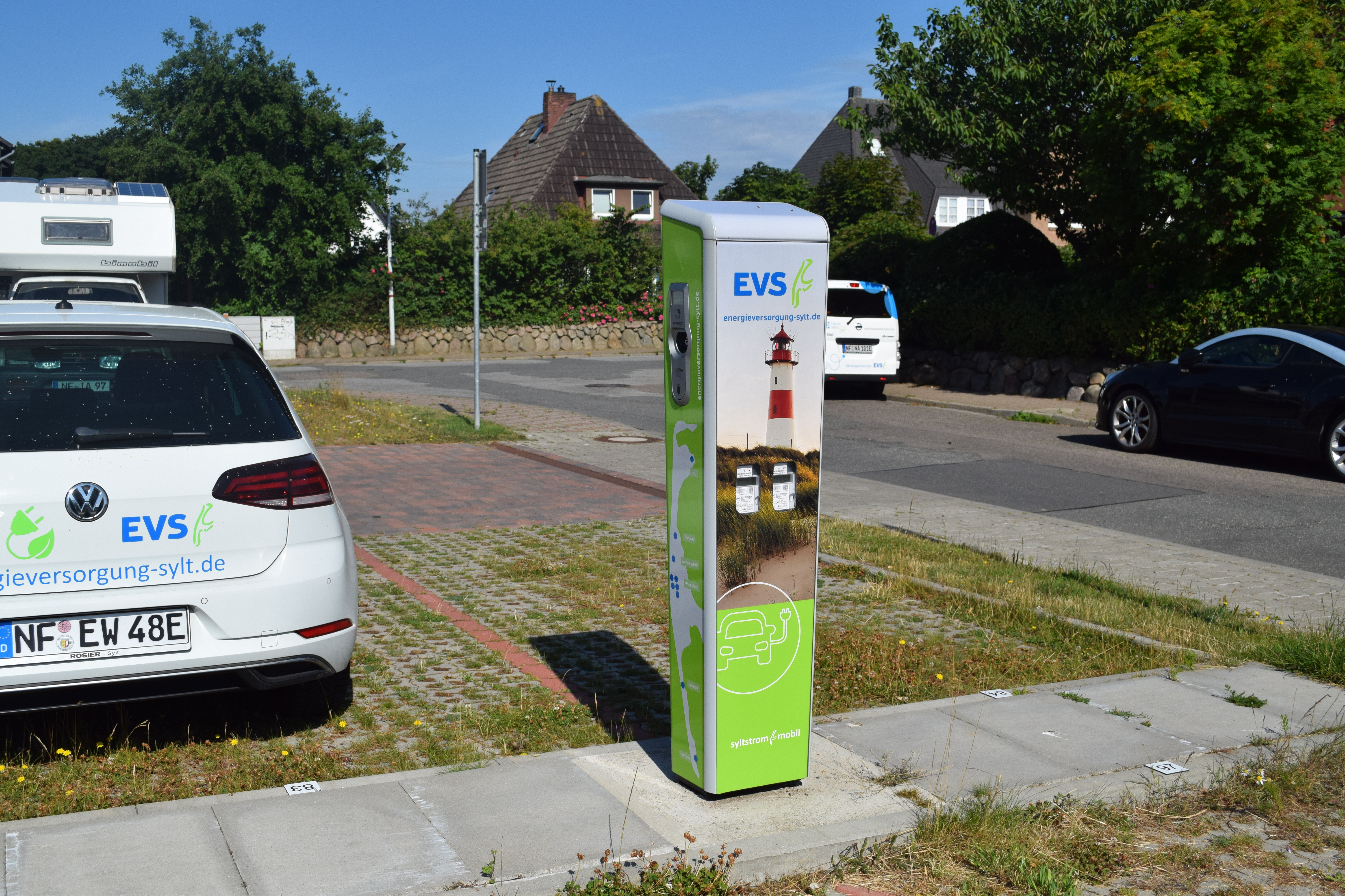 Auf dem Gelände des KLM Danziger/Stettiner Str. findet sich eine Ladesäule mit 2 x 22 kW Ladeleistung.
