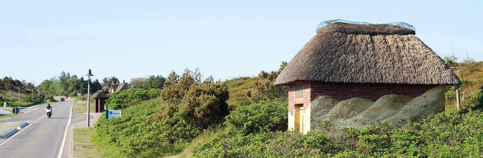 Kampen auf Sylt: kleines reetgedecktes Trafo-Häuschen und Straße