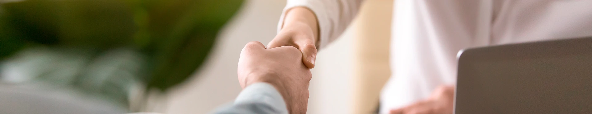 Handshake – zwei Hände werden geschüttelt