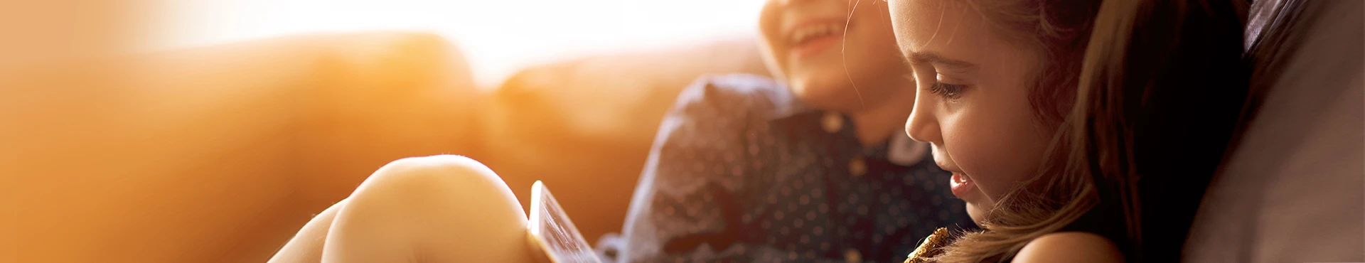 Kinderleicht – Kleine Kinder bedienen ein Tablet