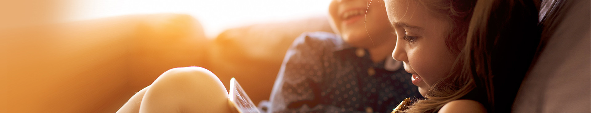 Kinderleicht – Kleine Kinder bedienen ein Tablet