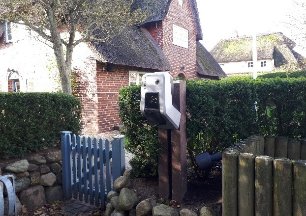 Wallbox mit 11 kW Ladeleistung auf Bongossiholzpfahl vor Privathaus