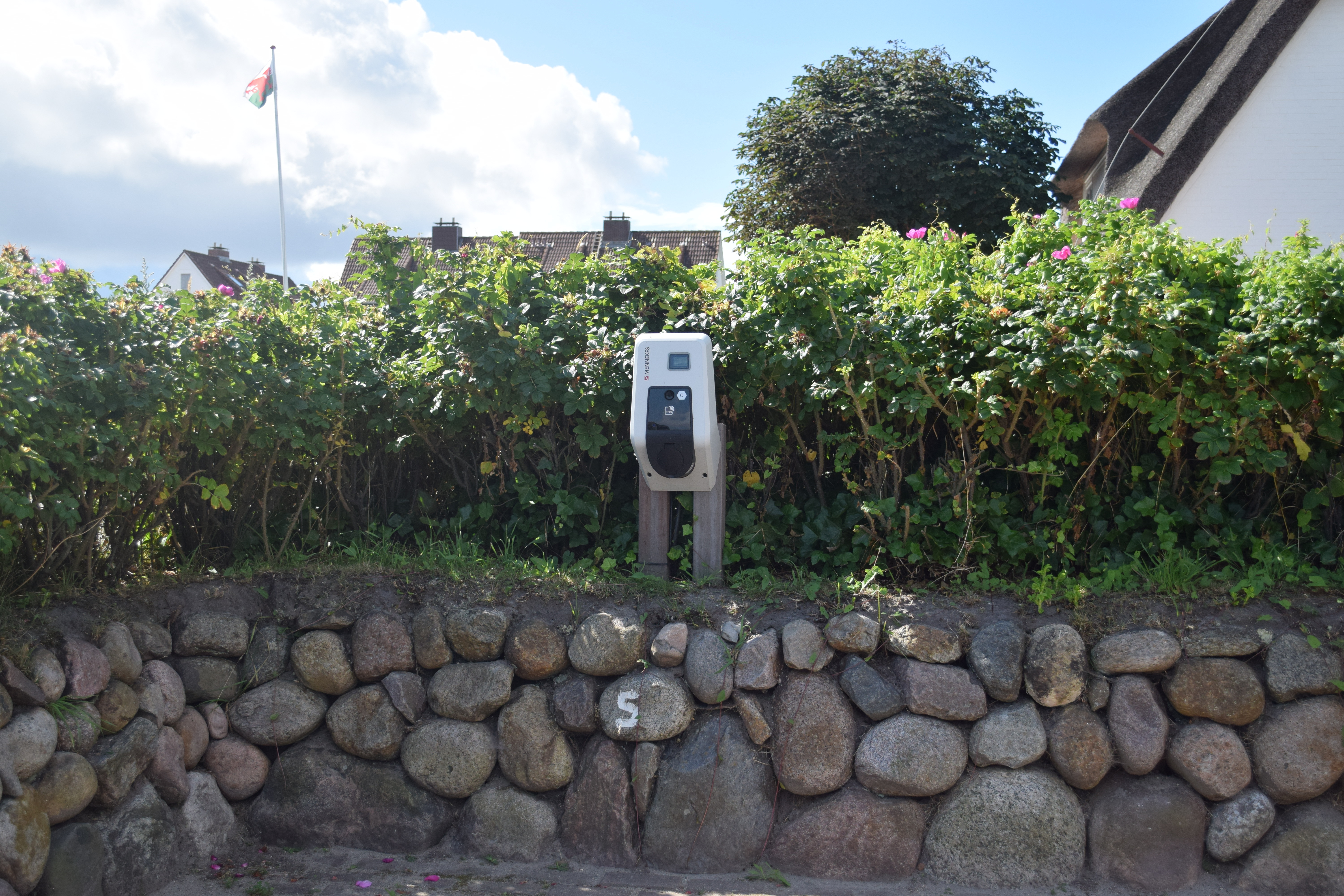 Installation einer Wallbox Amtron Premium 11 kW auf Friesenwall aus Steinen