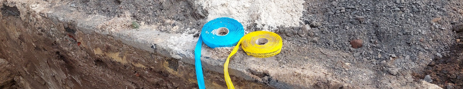 Absperrband liegt in Baustelle