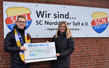 Beim SC Norddörfer wird es hell – EVS spendet 5.000 Euro für neue Flutlichtanlage