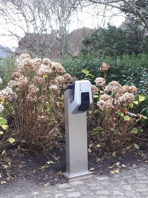 Wallbox montiert an einer Edelstahlsäule.