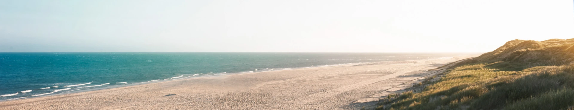 Links die Nordsee, Syltstrand und Dünen auf der rechten Seite