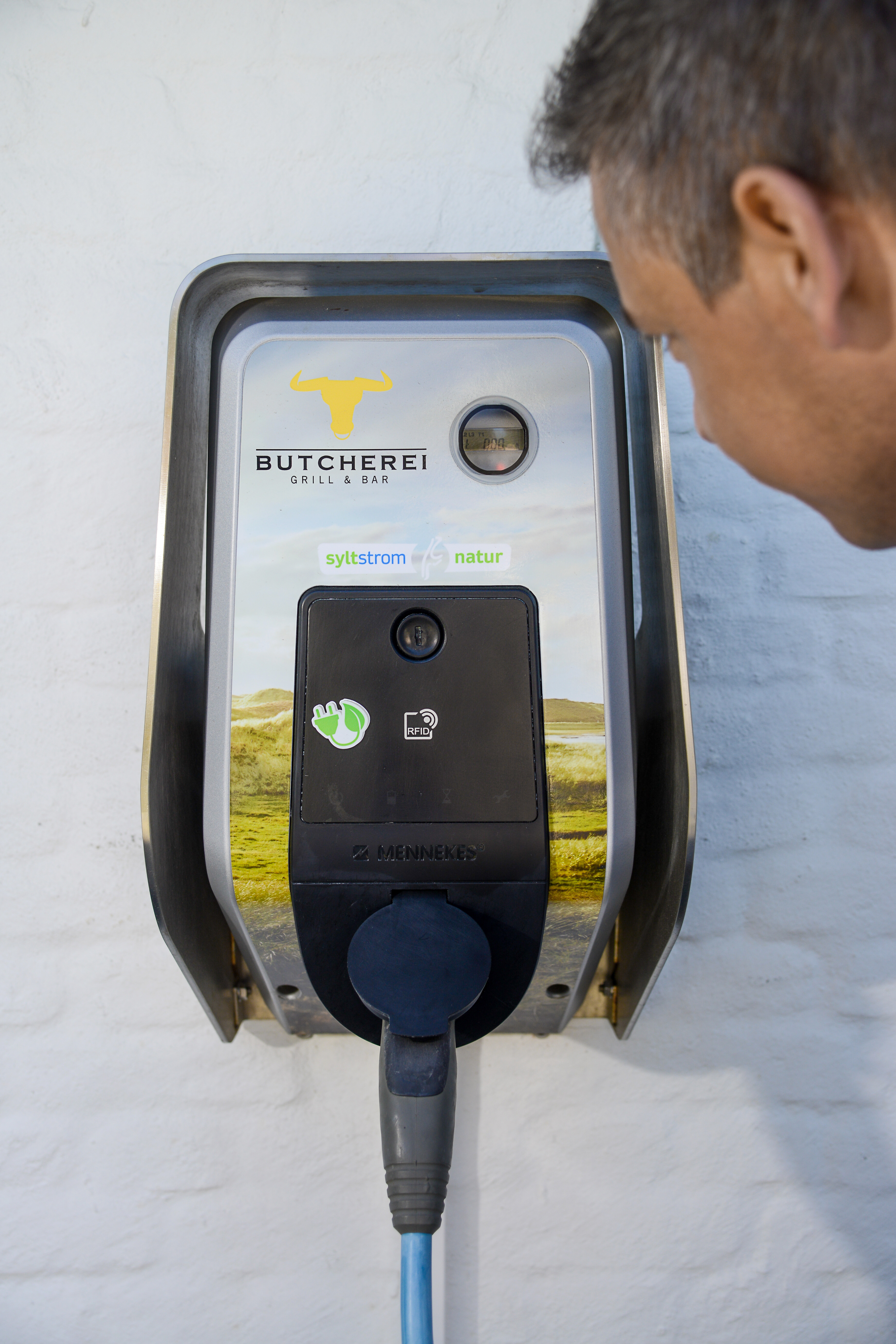 Wallbox an Hauswand des Restaurants "Butcherei" in Keitum 