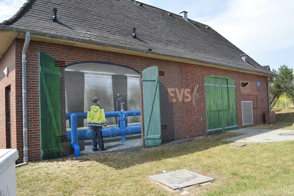 Eine große Station bemalt mit geöffneten Türen und einer Ansicht ins Gebäude